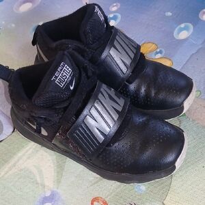 Nike Kids SIZE 12C Sneakers Team Hustle D8 Black Silver Basketball 881942-001